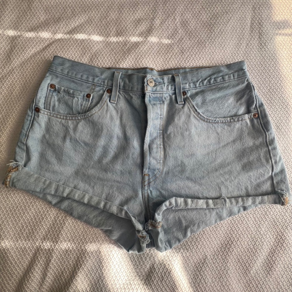 Levi 501 Denim Jean Women‎ Shorts Sz 32 Distressed Light Wash Button Fly Cut Off
